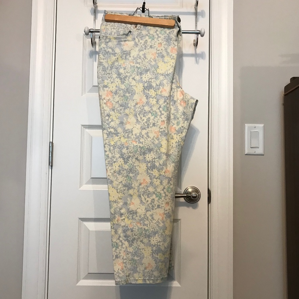 Roz & Ali 5-pocket multicolored pastel floral jeans (22)